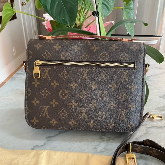 SOLD Beautiful Louis Vuitton Monogram Pouchette Métis - Picture 2 of 16